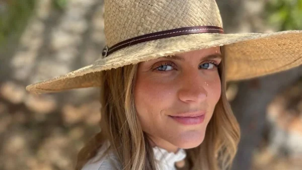 Με μίνι φόρεμα και φούξια κραγιόν - "Λάμπει" από ευτυχία η εγκυμονούσα Δανάη Μιχαλάκη