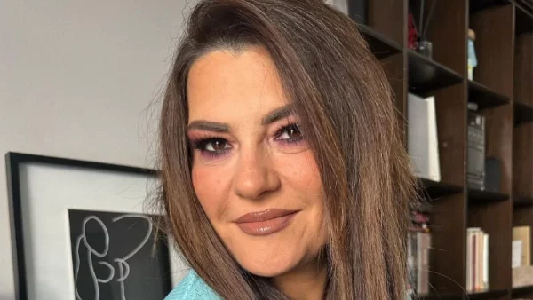 Φαίνονται οι αχνές της φακίδες - Το αληθινό πρόσωπο της Κατερίνας Ζαρίφη