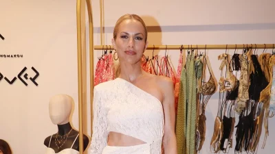 Ντορέττα Παπαδημητρίου: Με μπρονζέ μακιγιάζ & χαμηλό ponytail έστρεψε όλα τα βλέμματα πάνω της!