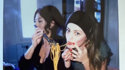 Ξανθιά με γαλάζια μάτια και σαρκώδη χείλη - Αυτή είναι η αδερφή της Γαίας Μερκούρη, Ηλέκτρα