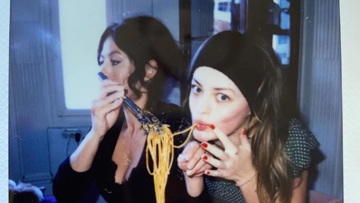 Ξανθιά με γαλάζια μάτια και σαρκώδη χείλη - Αυτή είναι η αδερφή της Γαίας Μερκούρη, Ηλέκτρα