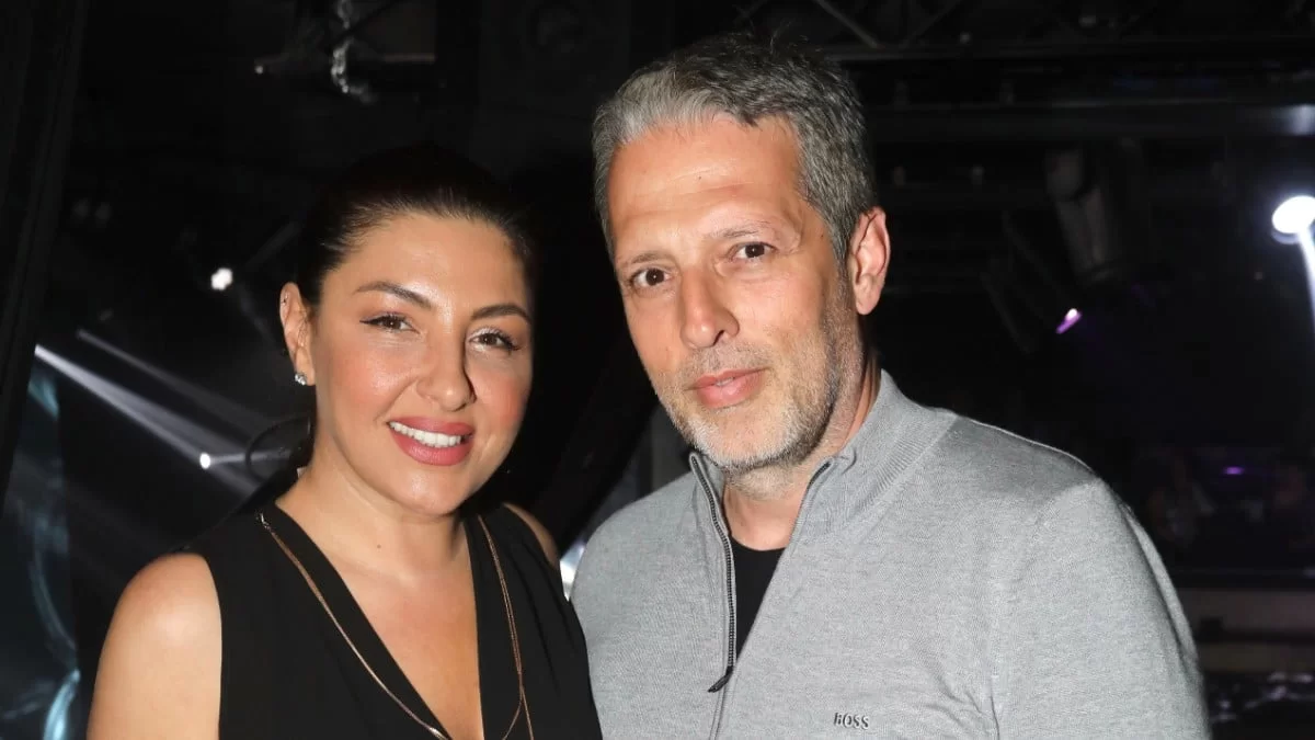 Διώροφη μονοκατοικία με βεράντα και πράσινο κήπο - Το αριστοκρατικό σπίτι Έλενας Παπαρίζου και Ανδρέα Καψάλη στα Νότια Προάστια