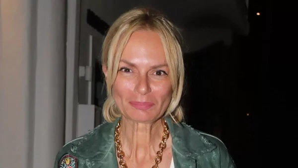 Αρετουσάριστη και αμακιγιάριστη - Η Έλενα Χριστοπούλου πόζαρε με μπικίνι σε απόμερη παραλία