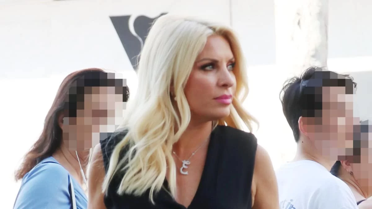 Με βρεγμένο μαλλί και στενό φόρεμα - Που βρίσκεται εξαφανισμένη η Ελένη Μενεγάκη με τον Ματέο Παντζόπουλο