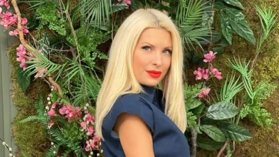 "Τυλιγμένο" στα φυτά απέξω, με γιγάντιο καθρέφτη και εικόνες της Παναγίας μέσα - Φωτογραφίες από το καμαρίνι της Ελένης Μενεγάκη στο MEGA