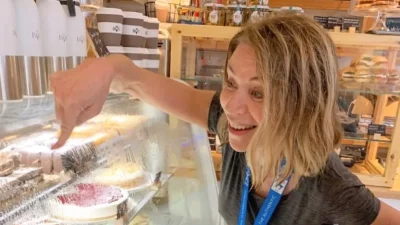 Έλλη Στάη: Πίνει το λιγότερο 8 ποτήρια... - Το tip της «σιδηράς κυρίας» της ελληνικής δημοσιογραφίας για τέλειο σώμα στα 68