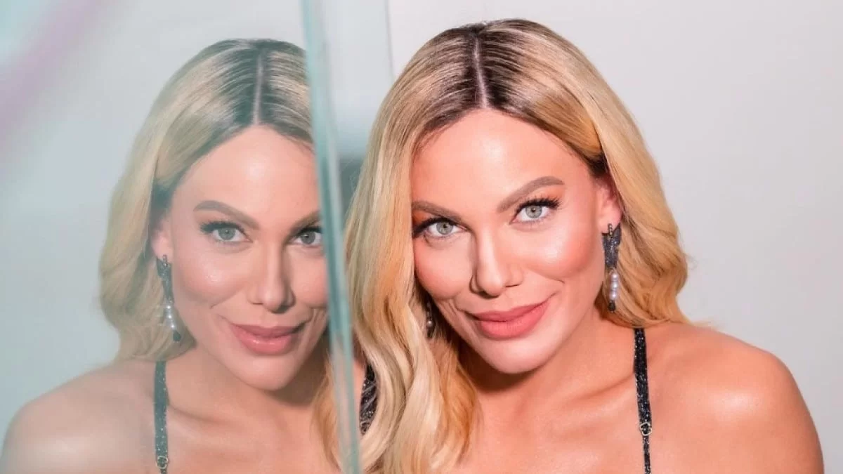 Με άλλη μύτη, ξανθά μαλλιά και γαλανά μάτια - Η φωτογραφία με την σωσία της Ιωάννας Μαλέσκου που κάνει τον γύρω του διαδικτύου