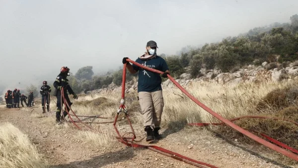 Ανεξέλεγκτη η φωτιά στην Πάρνηθα: Εκκενώνεται ο οικισμός Αγία Παρασκευή στο Μενίδι