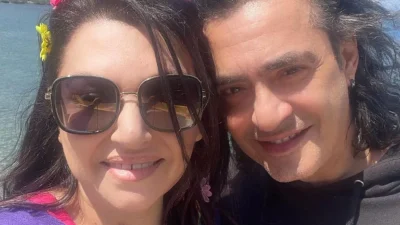 Με πετσέτα στο κεφάλι & αγκαλιά με ένα σεντόνι - Η φωτογραφία της Καίτης Γαρμπή που τράβηξε ο Διονύσης Σχοινάς