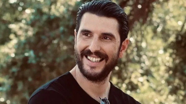 Αγκαλιασμένοι σε πισίνα με θέα βουνό και θάλασσα - Full in love ο Γεροντιδάκης με την κούκλα σύντροφό του