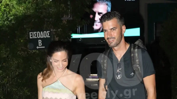 Ανέμιζε η ιδιαίτερη ολόσωμη φόρμα της - Πολύ εντυπωσιακή η είσοδος της Γερονικολού στο πλευρό του Τσιμιτσέλη