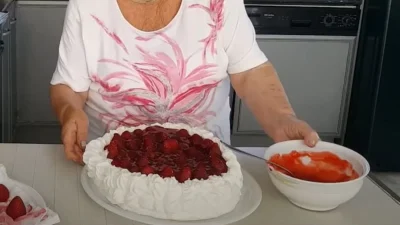 Κάθε μπουκιά και απόλαυση - Δροσερό γλυκό ψυγείου με φράουλες από την Βέφα Αλεξιάδου