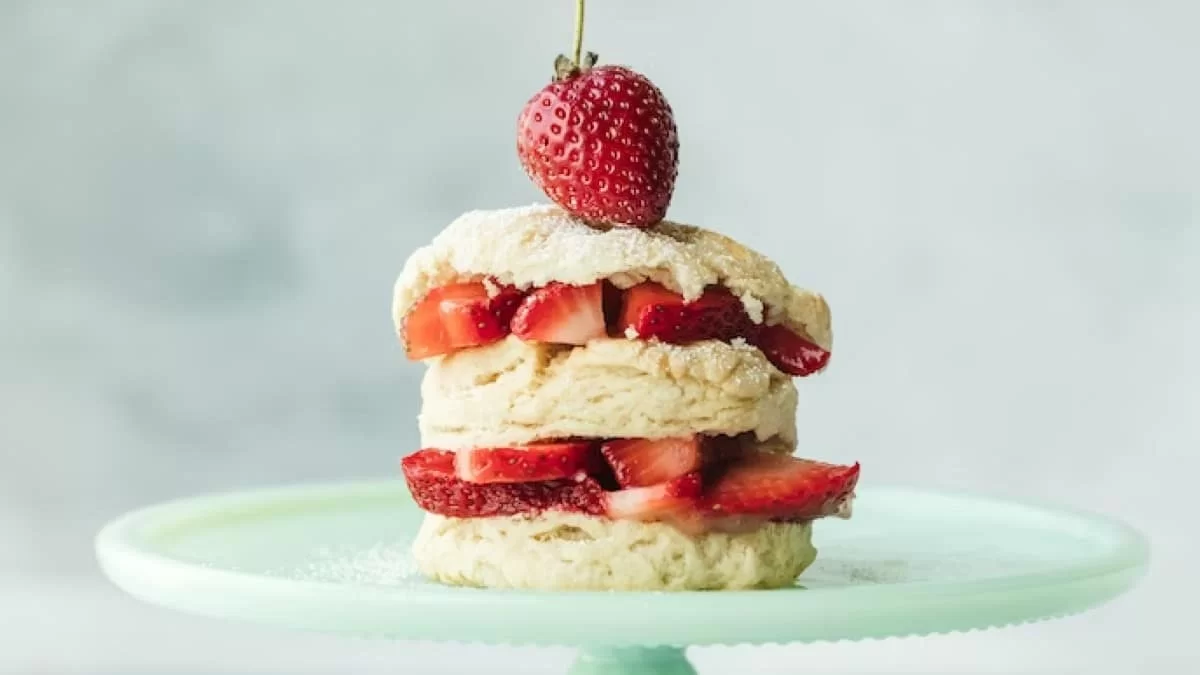 Μοιάζει με cheesecake αλλά δεν είναι - Το γλυκό ψυγείου "της μαμάς" με κρέμα, μπισκότα και φράουλες