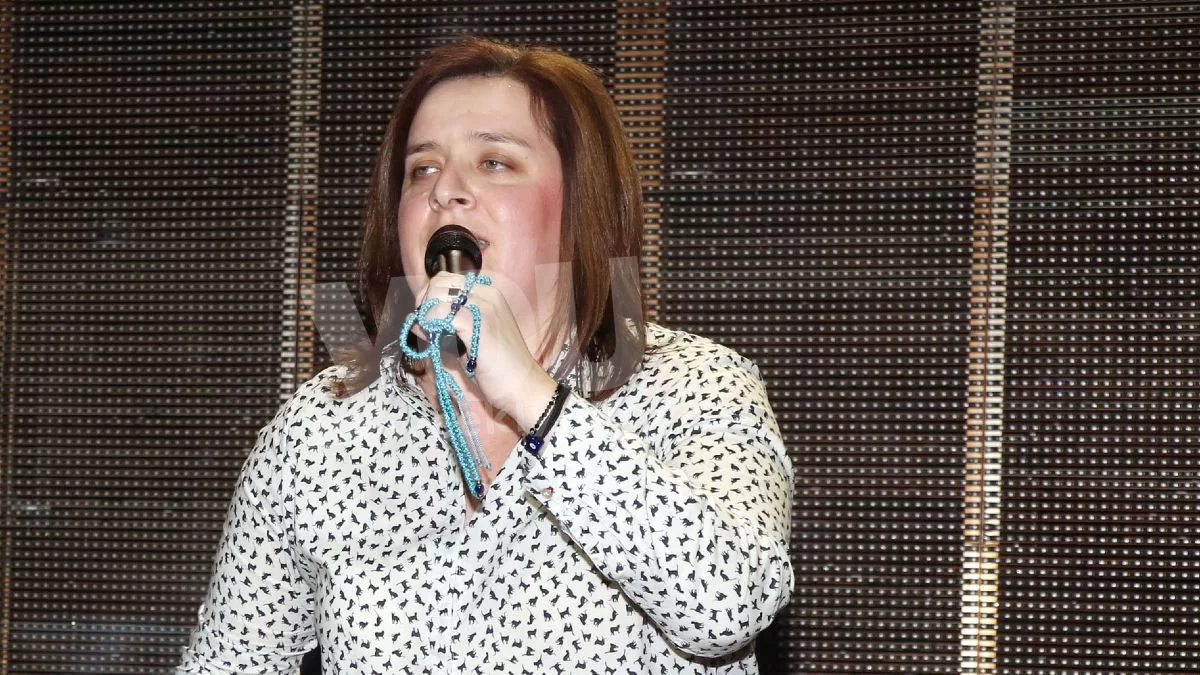 Αγνώριστη η Γωγώ Τσαμπά - Φανερά αδυνατισμένη με maxi φόρεμα σε πανηγύρι