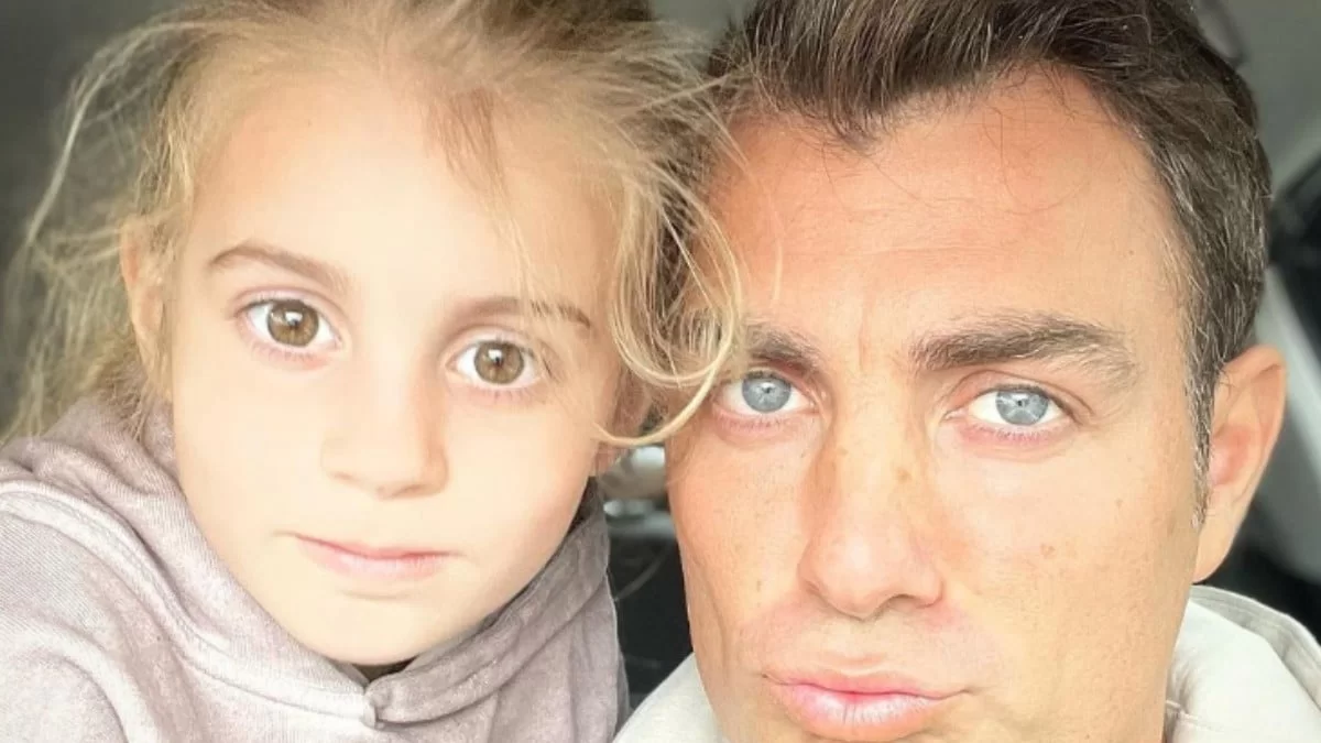 Στο γήπεδο με την κόρη του ο Στέλιος Χανταμπάκης - Ντυμένη στα πράσινα με πανό στην κερκίδα η μικρή Μαλένα (Βίντεο)