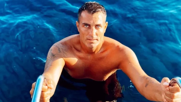 Αγκαλιές και φιλιά για το Χανταμπάκη και την ξανθιά κόρη του - Την είχε πάρει στους ώμους του μέσα στη θάλασσα