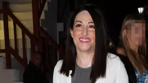 Γυμνασμένος και πολύ γοητευτικός - Η φωτογραφία της Ιωάννας Παλιοσπύρου με τον αδερφό της στην παραλία