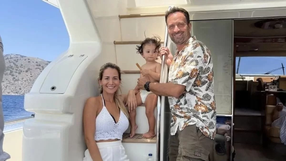 Μαζί με την Καραλέξη και τα τέσσερα παιδιά του - Φωτογραφίες από τις διακοπές του Γιώργου Λιανού στον Αχέροντα