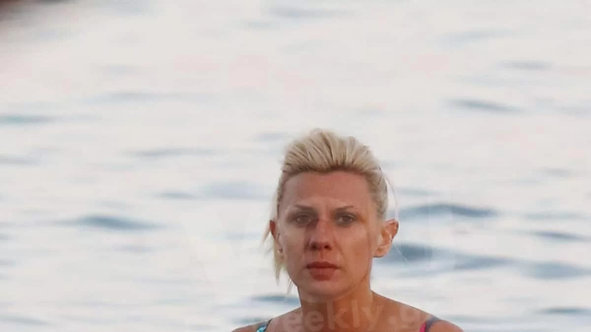 Χωρίς ίχνος μακιγιάζ στη θάλασσα - Εντελώς αρετουσάριστες φωτογραφίες της Κατερίνας Καραβάτου με μαγιό