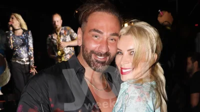 Τα ''έσπασαν'' Κοκλώνης & Καινούργιου στη συναυλία της Βίσση στη Μύκονο - Τραγουδούσε με το ποτό στο χέρι ο παραγωγός