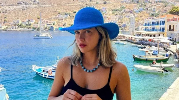 Νονά στο χωριό Κατάκολο η Κλέλια Ανδριολάτου: Η συγκλονιστική ημιδιάφανη πουά φούστα που φόρεσε στην εκκλησία