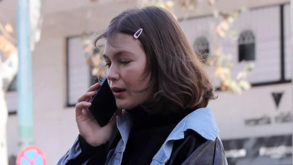 Κλέλια Ανδριολάτου: Ημίγυμνη στην Λίμνη Δόξας η πρωταγωνίστρια του Maestro - Πόζαρε ανάποδα φορώντας μόνο το κάτω του μαγιό