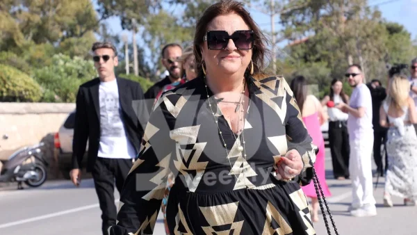 Με boho μακρύ φόρεμα στην Επίδαυρο - Η απίστευτη ομοιότητα της Ελισάβετ Κωνσταντινίδου με την κόρη της