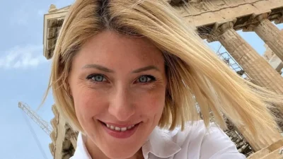 Πιο ξανθιά και μαυρισμένη από ποτέ - Επέστρεψε στο δελτίο ειδήσεων του ΣΚΑΪ η Σία Κοσιώνη