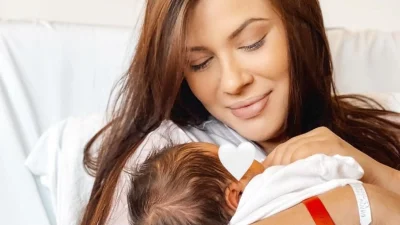 Έχει μέχρι και άλογα στην τεράστια αυλή - Το πρώτο ταξίδι του μικρού Αλέξανδρου στο πατρικό σπίτι της Νάργες στη Γερμανία