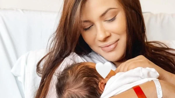 Έχει μέχρι και άλογα στην τεράστια αυλή - Το πρώτο ταξίδι του μικρού Αλέξανδρου στο πατρικό σπίτι της Νάργες στη Γερμανία