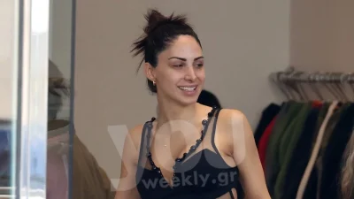 Πεσμένη στην άμμο με το λευκό ολόσωμο μαγιό της - ''Φωτιά'' οι πόζες της Λένας Ζευγαρά