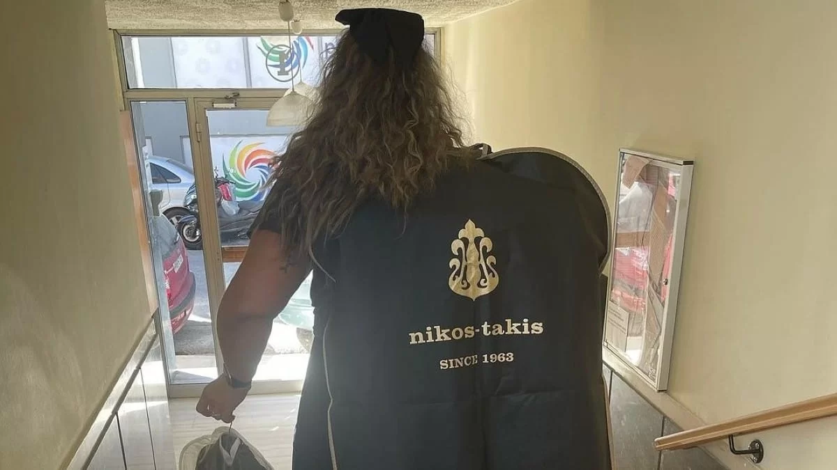 «Πήραμε το νυφικό!» - Παντρεύει την κόρη της και το ανακοίνωσε με φωτογραφίες από το φόρεμα στα χέρια της