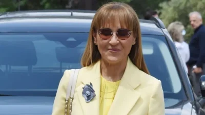 «Πέταξε» τα κοστούμια της παρουσίασης: Με μπικίνι στα 58 της, καπέλο στα μαλλιά και ξυπόλητη - Το άλλο πρόσωπο της Μάρας Ζαχαρέα