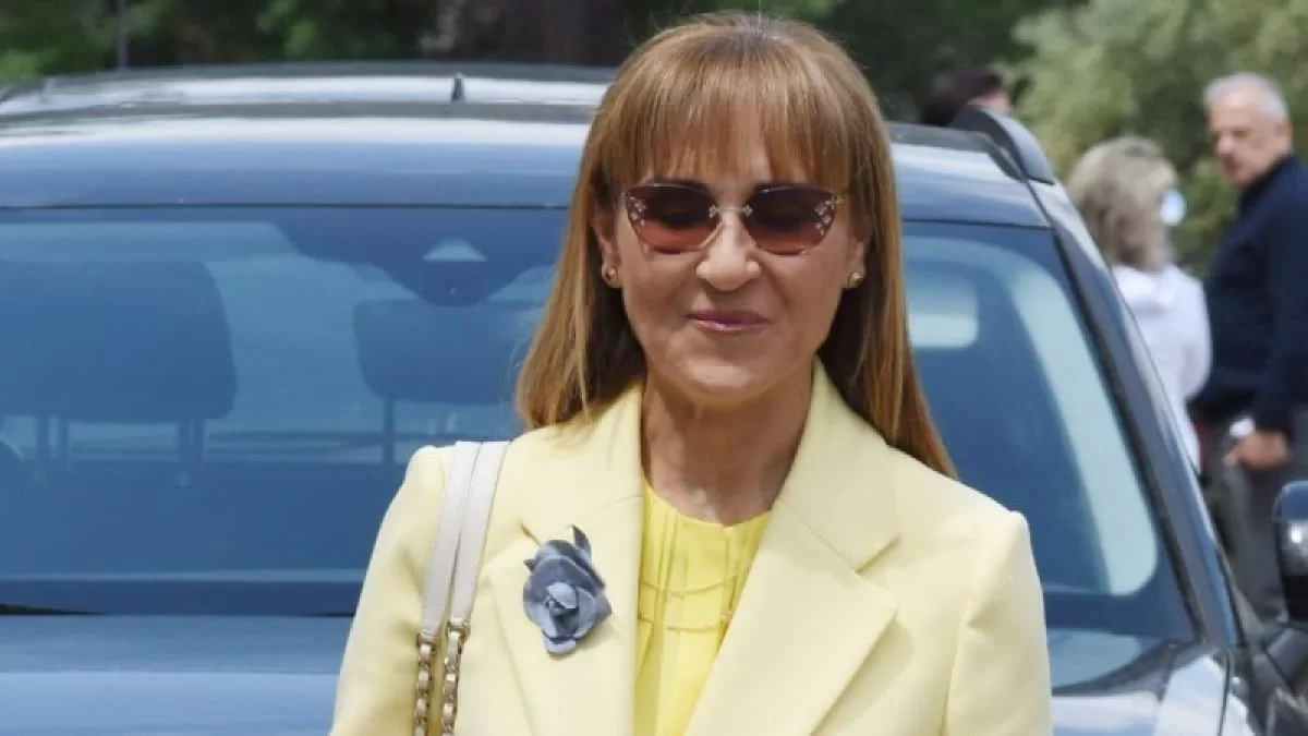 «Πέταξε» τα κοστούμια της παρουσίασης: Με μπικίνι στα 58 της, καπέλο στα μαλλιά και ξυπόλητη - Το άλλο πρόσωπο της Μάρας Ζαχαρέα