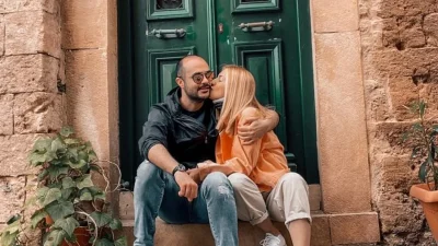 «Σ'αγαπώ» - Οι παιχνιδιάρικες στιγμές της Μαρίας Ηλιάκη με τον σύζυγό της στα σοκάκια της Αθήνας