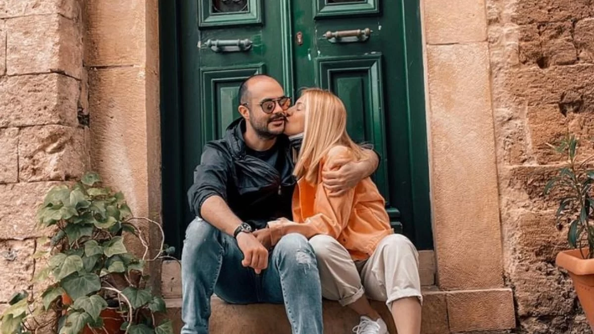 «Σ'αγαπώ» - Οι παιχνιδιάρικες στιγμές της Μαρίας Ηλιάκη με τον σύζυγό της στα σοκάκια της Αθήνας