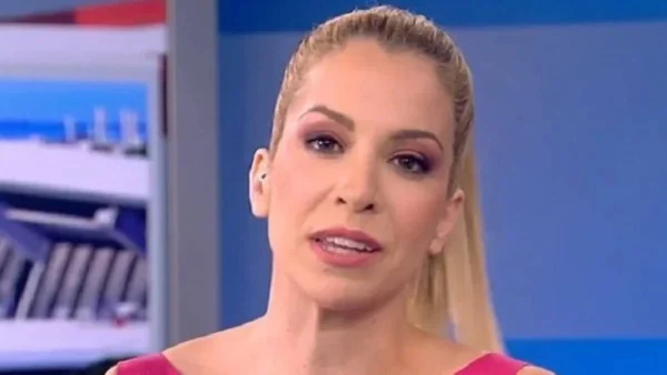 Πέταξε τα «αυστηρά» ρούχα του Καλημέρα Ελλάδα - Ανανεωμένη με αέρινη φούστα και μπικίνι στην Πάρο η Μαρία Αναστασοπούλου