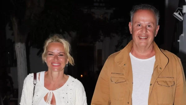 Με τέρμα επίπεδη κοιλιά πλάι στο κύμα - Αρετουσάριστη φωτογραφία της Μαρίας Μπεκατώρου με δίχρωμο μπικίνι