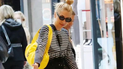 Τις χάζευε ο Στέλιος Μανουσάκης - Πεσμένη στην άμμο η Ηλιάκη έχοντας σφιχτά στην αγκαλιά της την κόρη της