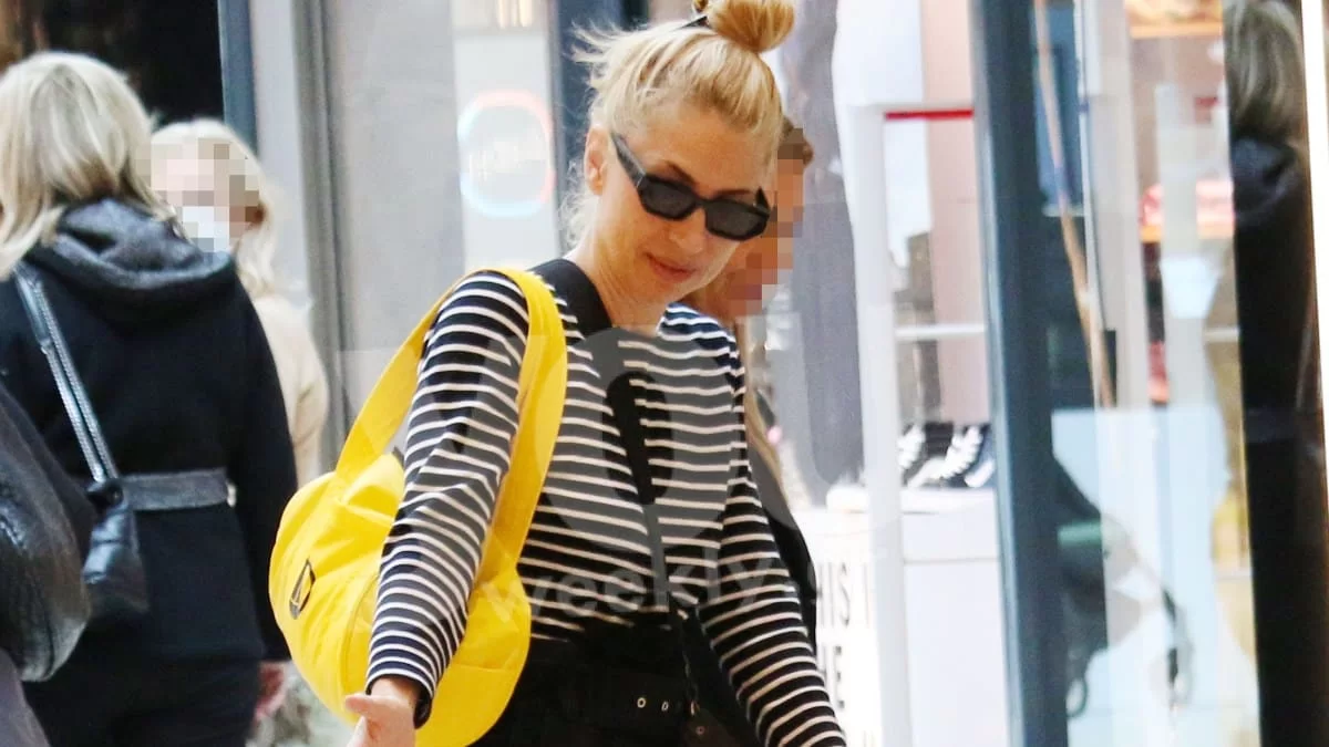 Τις χάζευε ο Στέλιος Μανουσάκης - Πεσμένη στην άμμο η Ηλιάκη έχοντας σφιχτά στην αγκαλιά της την κόρη της