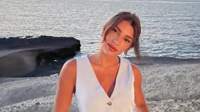 Την "χτυπούσαν" τα κύματα - Πανζουρλισμός με τη φωτογραφία της Μαριαλένας Ρουμελιώτη με το κατακόκκινο μπικίνι