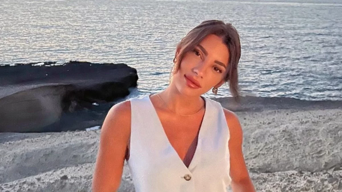 Την "χτυπούσαν" τα κύματα - Πανζουρλισμός με τη φωτογραφία της Μαριαλένας Ρουμελιώτη με το κατακόκκινο μπικίνι