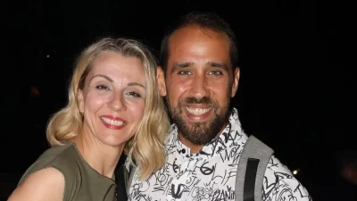 Με μαύρο μπικίνι και κοιλιακούς φέτες η Ματίνα Νικολάου - Τρυφερές στιγμές με τον Βασίλη Πορφυράκη σε παραλία της Κύθνου