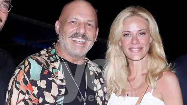 Με κίτρινο μαγιό η Μακρυπούλια και αμάνικο φανελάκι ο Μουτσινάς - Κοινές διακοπές σε κρυφό προορισμό