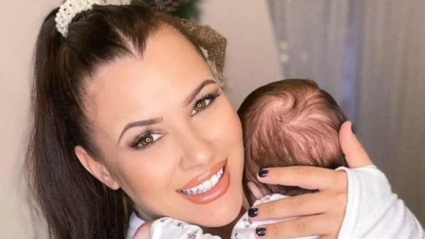 Λάουρα Νάργες: «Σε αυτόν τον δρόμο μεγάλωσε η μαμά» - Στον τόπο καταγωγής της μαζί με το γιο της