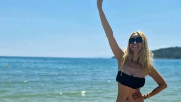 Ξαπλωμένη στην άμμο με λουλουδάτο μικροσκοπικό μπικίνι στην Κρήτη - "Αναβρασμός" στο Instagram με το κορμί και τα πανύψηλα πόδια της Ναταλί Κάκκαβα