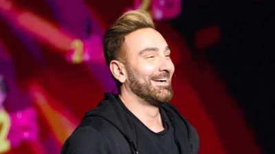 Αγνώριστος ο Νίκος Κοκλώνης με ξανθό πλατινέ μαλλί και μούσι