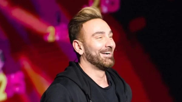 Αγνώριστος ο Νίκος Κοκλώνης με ξανθό πλατινέ μαλλί και μούσι