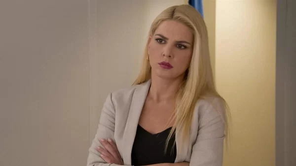 Παγιδευμένοι: Με φούξια μακριά μαλλιά για να καλύπτουν το γυμνό της στήθος - Αγνώριστη η «Κατερίνα» στην topless φωτογραφία της