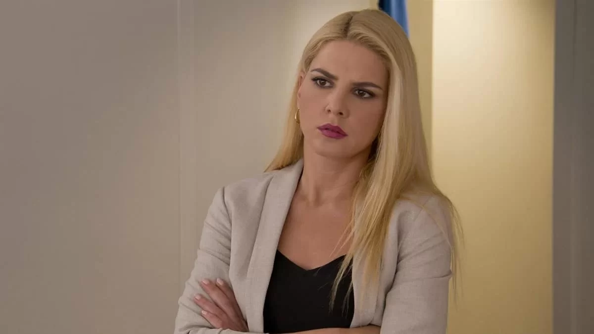 Παγιδευμένοι: Με φούξια μακριά μαλλιά για να καλύπτουν το γυμνό της στήθος - Αγνώριστη η «Κατερίνα» στην topless φωτογραφία της